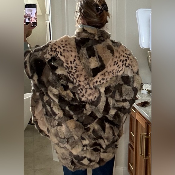 Luxurious Fur Cape in Brown Tones - Picture 10 of 14